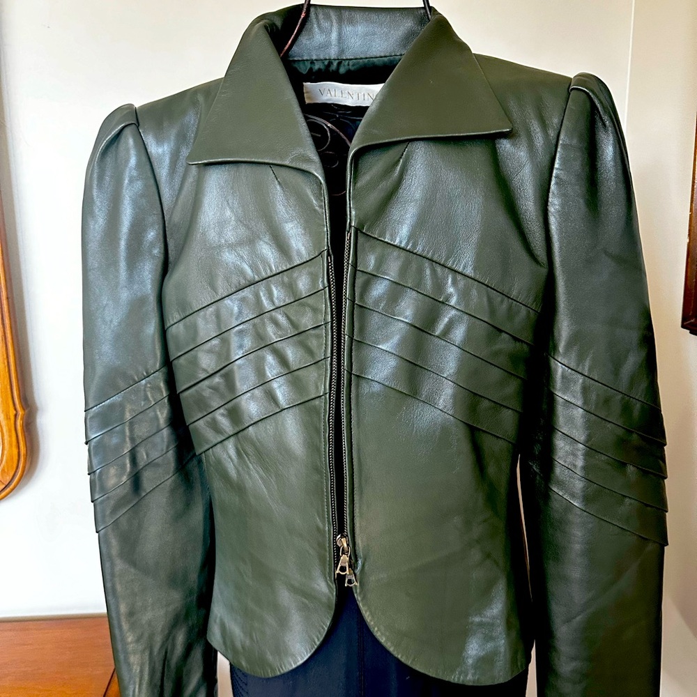Valentino lamb skin leather green jacket. Lined. Zipped closure